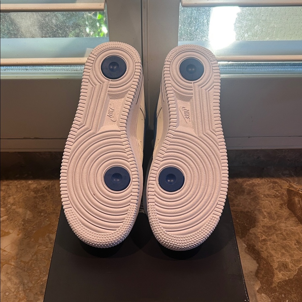 Nike Women’s  White and Blue Sneakers Size 8 - Picture 6 of 7